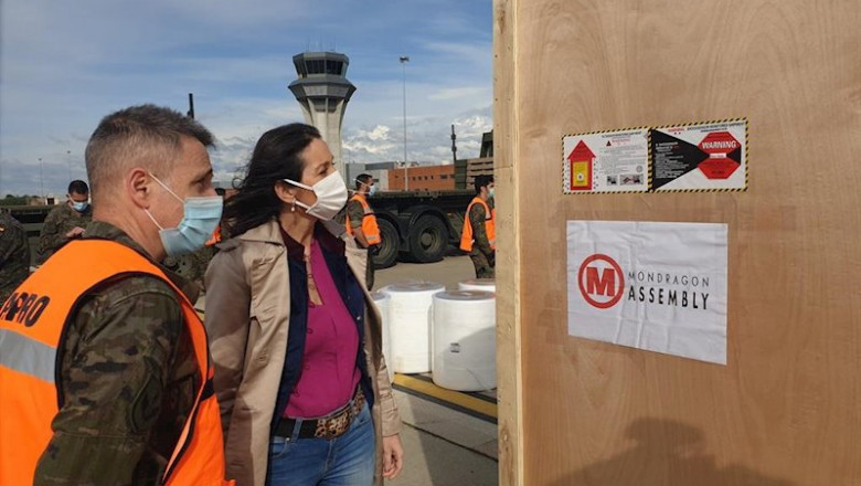 ep la ministra de industria reyes maroto recibe a pie de pista al avion del ejercito del aire que ha