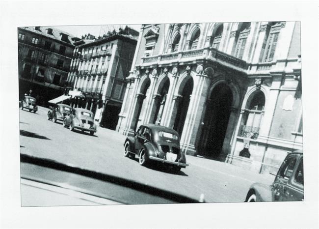 Los primeros Renault 4 CV desfilan por la Plaza Mayor de Valladolid en 1953 | ASOCIACIÓN CULTURAL ROMBO ep los primeros renault 4 cv desfilanla plaza mayorvalladolid1953