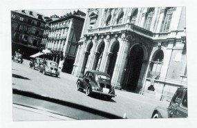 ep los primeros renault 4 cv desfilanla plaza mayorvalladolid1953