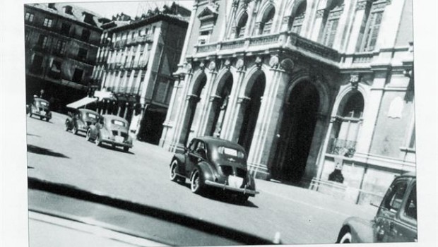ep los primeros renault 4 cv desfilanla plaza mayorvalladolid1953