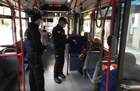 ep policias nacionales reparten mascarillas en el transporte publico