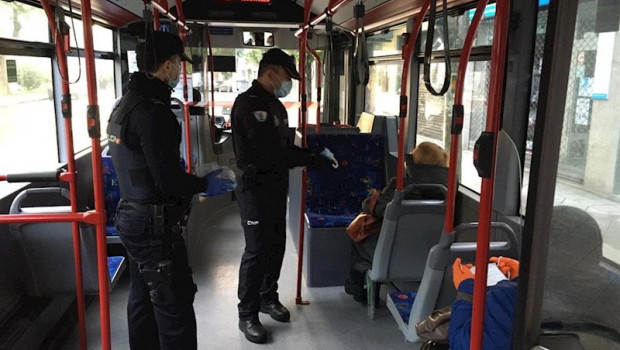 ep policias nacionales reparten mascarillas en el transporte publico