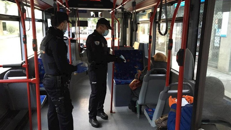 ep policias nacionales reparten mascarillas en el transporte publico