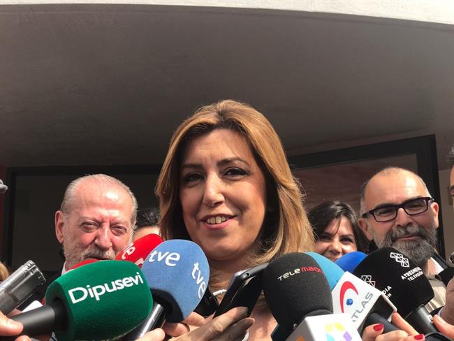 Susana Díaz atiende a los medios en Castilleja de la Cuesta (Sevilla) | EUROPA PRESS/EDUARDO BRIONES ep susana diaz atiendelos medioscastillejala cuesta sevilla 20170315125522