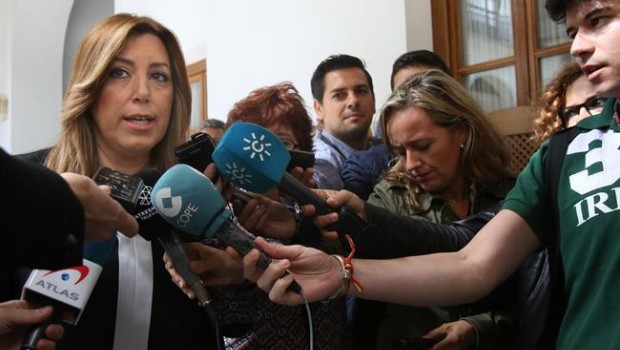 ep susana diaz atiendelos medioslos pasillosparlamento andaluz
