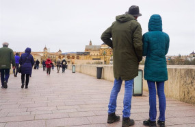 ep transeuntes y turistas por el famoso puente de san rafael con vistas a la mezquita ep transeuntes y turistas por el famoso puente de san rafael con vistas a la mezquita