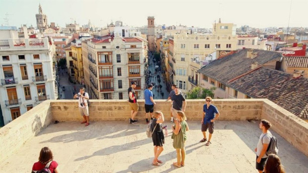 ep turistas en la torre de los serranos ep turistas en la torre de los serranos
