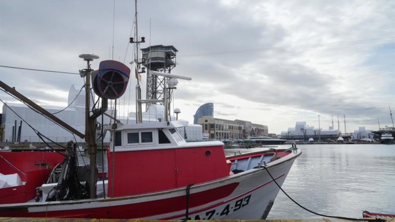 Un barco amarrado durante la protesta de la flota pesquera de bajura, a 19 de enero de 2026, en Barcelona, Catalunya (España). | David Zorrakino - Europa Press ep un barco amarrado durante la protesta de la flota pesquera de bajura a 19 de enero de 2026 en