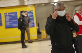 ep un pasajero se coloca la mascarilla que previamente le han repartido voluntarios de la cruz roja