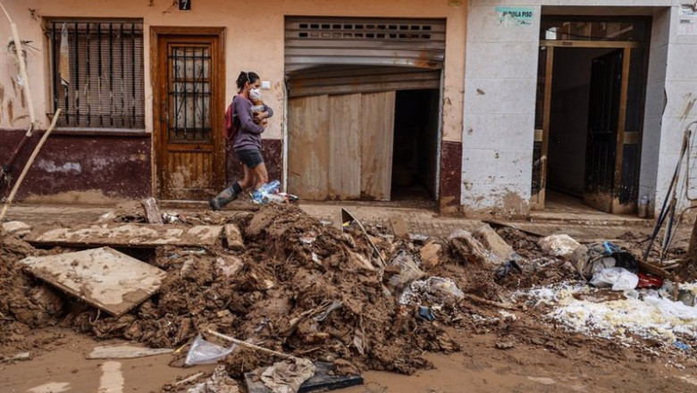 ep una persona camina por una calle de paiporta a 6 de noviembre de 2024 en paiporta valencia ep una persona camina por una calle de paiporta a 6 de noviembre de 2024 en paiporta valencia
