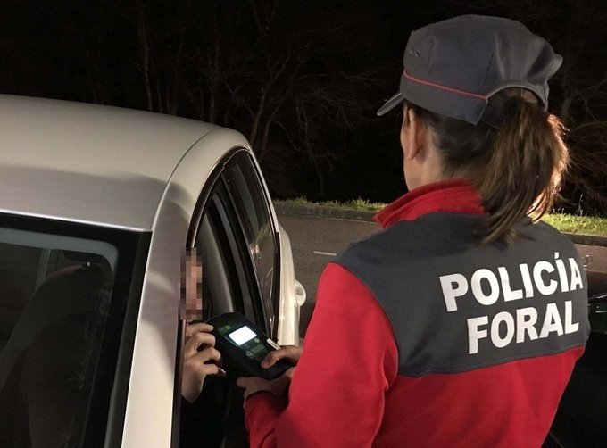 ep una policia foral realiza una prueba de consumo de alcohol a un conductor