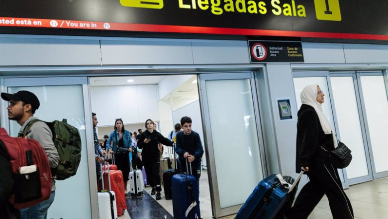 Unos once pasajeros procedentes de la ciudad Sarafand, situada al sur de Líbano, llegan a la terminal T1 del aeropuerto Adolfo Suárez-Madrid Barajas, a 7 de octubre de 2024, en Madrid (España). | Carlos Luján - Europa Press ep unos once pasajeros procedentes de la ciudad sarafand situada al sur de libano llegan a la
