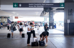 ep varias personas esperan con maletas en la estacion de chamartin clara campoamor a 14 de agosto de