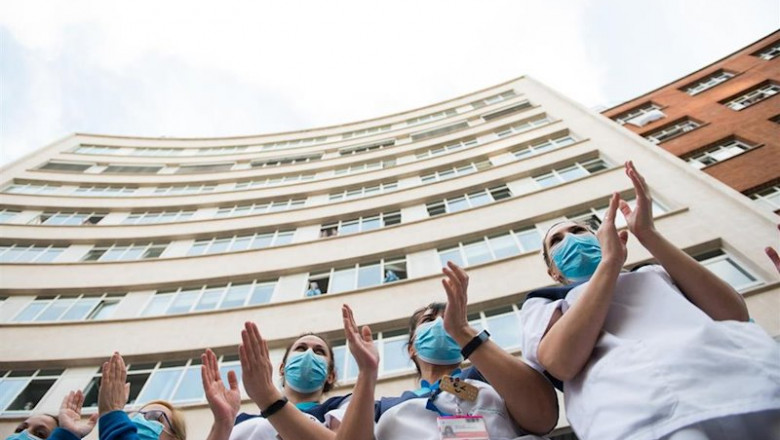 ep varios sanitarios agradecen el apoyo recibido durante el homenaje a los sanitarios en el hospital ep varios sanitarios agradecen el apoyo recibido durante el homenaje a los sanitarios en el hospital