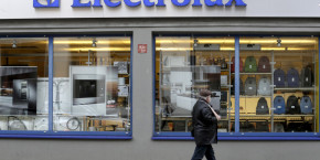 un homme passe devant un magasin electrolux 