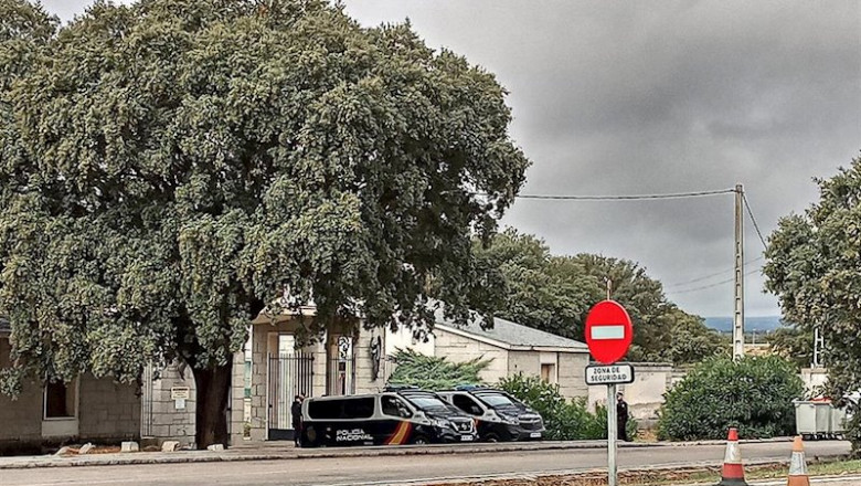 Agentes de la Policía Nacional custodian el acceso al cementerio de Mingorrubio, en El Pardo, donde serán trasladados los restos de Franco. | EUROPA PRESS ep agentes de la policia nacional custodian el acceso al cementerio de mingorrubio en el pardo donde