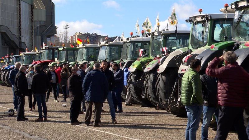 Los agricultores vuelven a bloquear accesos con sus tractores por cuarto día consecutivo