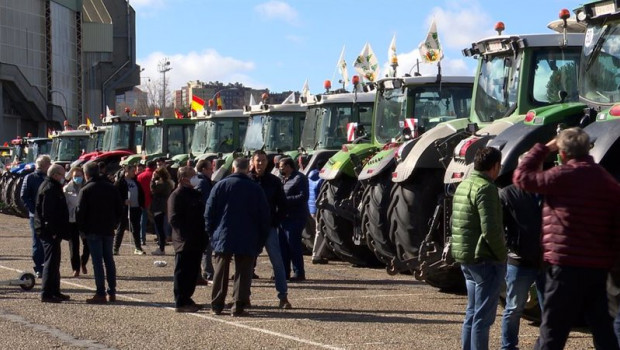 ep agricultores y ganaderos participan en una tractorada por valladolid