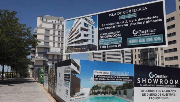 ep archivo   cartel de una promotora anunciando la construccion de un edificio de viviendas en
