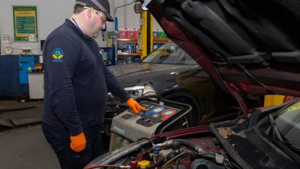 ep archivo   conducir con mas de 35 grados en el interior de un coche eleva un 25 el riesgo de