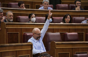 ep archivo   el diputado de unidas podemos txema guijarro vota durante una sesion plenaria en el