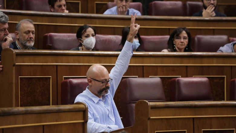 ep archivo   el diputado de unidas podemos txema guijarro vota durante una sesion plenaria en el