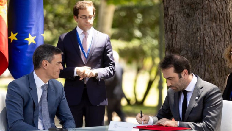 ep archivo el presidente de gobierno pedro sanchez i y el ministro de economia comercio y empresa ep archivo el presidente de gobierno pedro sanchez i y el ministro de economia comercio y empresa