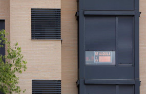 ep archivo   en la fachada de un edificio se ve un cartel de se alquila bajo la persiana de uno de
