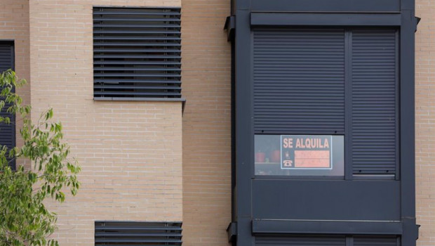 ep archivo   en la fachada de un edificio se ve un cartel de se alquila bajo la persiana de uno de