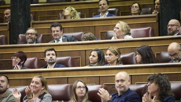ep archivo   gueda mico y los cuatro diputados de podemos en una votacion