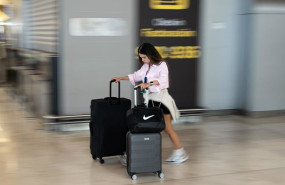 ep archivo   pasajera con varias maletas en el aeropuerto adolfo suarez madrid barajas a 14 de
