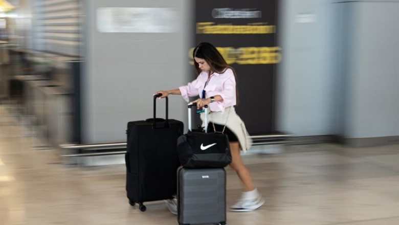 ep archivo   pasajera con varias maletas en el aeropuerto adolfo suarez madrid barajas a 14 de