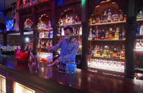 ep archivo   un trabajador prepara una copa en la barra de un bar
