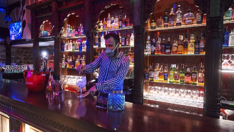 ep archivo   un trabajador prepara una copa en la barra de un bar