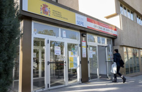 ep archivo   una joven entrando en una oficina de empleo 20260127092704