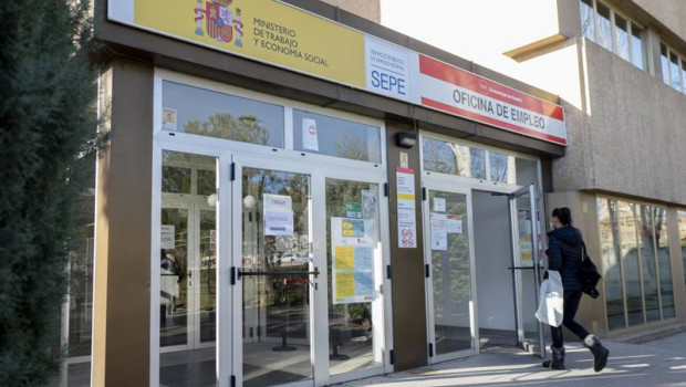 ep archivo   una joven entrando en una oficina de empleo 20260127092704