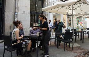 ep archivo   una mujer joven atendiendo a los clientes de un bar