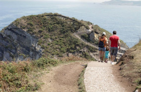 ep archivo   unos turistas realizan la ruta punta socastro o o fucino do porco a 11 de agosto de