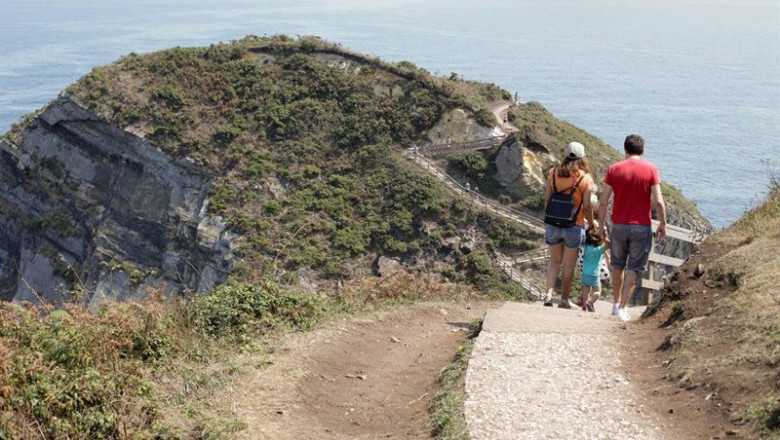 ep archivo   unos turistas realizan la ruta punta socastro o o fucino do porco a 11 de agosto de