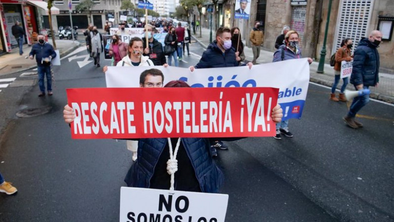 ep archivo - varias personas participan en una manifestacion para exigir un rescate del sector de la
