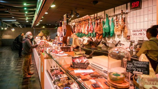 ep archivo   varios clientes hacen la compra en un puesto de carne y embutidos en el mercado de san