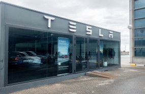 ep archivo   varios coches tesla en un concesionario en espana