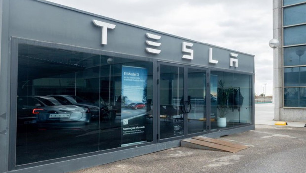 ep archivo   varios coches tesla en un concesionario en espana