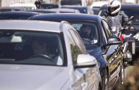 ep archivo   varios vehiculos circulan por la carretera