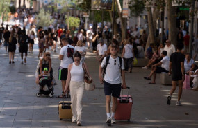 ep decenas de personas caminan por el centro de la ciudad a 5 de julio de 2024 en barcelona