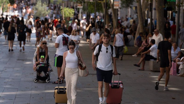 ep decenas de personas caminan por el centro de la ciudad a 5 de julio de 2024 en barcelona