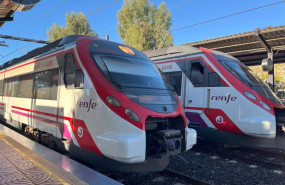 ep dos trenes de cercanias de renfe se cruzan en la parada apeadero de los alamos en torremolinos