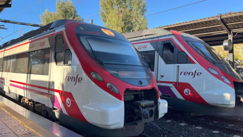 ep dos trenes de cercanias de renfe se cruzan en la parada apeadero de los alamos en torremolinos ep dos trenes de cercanias de renfe se cruzan en la parada apeadero de los alamos en torremolinos