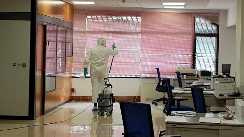 Efectivo de la UME realiza labores de desinfección en los juzgados de Plaza Castilla y en juzgados de familia | MINISTERIO DE DEFENSA ep efectivo de la ume realiza labores de desinfeccion en los juzgados de plaza castilla y en