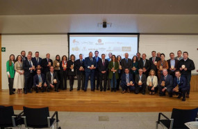 ep el ministro de agricultura luis planas con las empresas premiadas por espirituosos espana